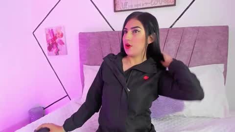 paris_evans_01 online show from September 2025 12:41:01 PM