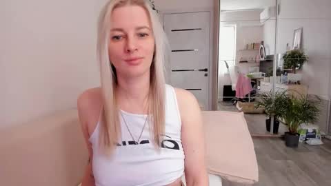 Snapshot of paris_hilt_on chatting on November 2025 04:13:02 AM Sasha online show from November 2025 04:13:02 AM