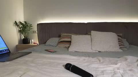 Anna online show from September 2025 06:32:02 PM