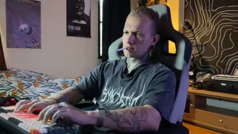 Snapshot of paul_razor chatting on June 2026 01:06:01 AM Paul online show from June 2026 01:06:01 AM