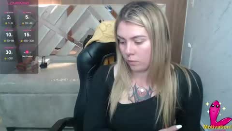 Snapshot of paula_b_ chatting on June 2026 01:04:02 PM Paula online show from June 2026 01:04:02 PM