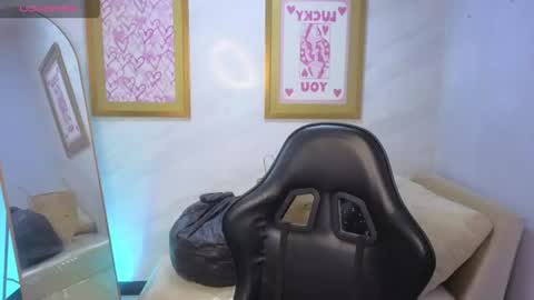 Snapshot of paulette_v chatting on June 2026 01:14:01 PM Live 800am 200pm COLOMBIAN HOUR online show from June 2026 01:14:01 PM