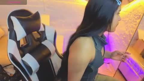 Snapshot of paulette_v chatting on June 2026 01:15:01 PM Live 800am 200pm COLOMBIAN HOUR online show from June 2026 01:15:01 PM