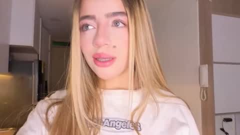 Snapshot of peach_heart chatting on October 2025 01:53:02 PM Ema online show from October 2025 01:53:02 PM