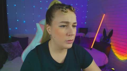 Dia  online show from February 2025 10:37:01 PM