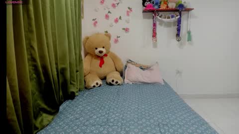 Snapshot of perla_brunette1 chatting on February 2026 02:32:01 AM perla online show from February 2026 02:32:01 AM