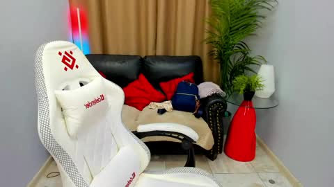 Snapshot of persinaky chatting on May 2026 03:52:01 PM horror flying on the wings of the night.... online show from May 2026 03:52:01 PM