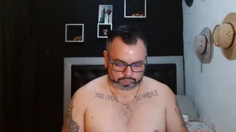 Snapshot of perverseveteranmanxxx chatting on January 2025 01:05:02 AM Carlos online show from January 2025 01:05:02 AM