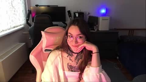 petal_dust_ online show from March 2026 02:44:01 PM