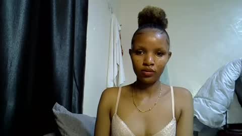 Snapshot of petite_melinda chatting on June 2026 02:53:01 AM petite_melinda online show from June 2026 02:53:01 AM