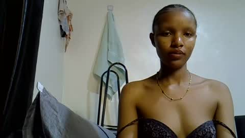 Snapshot of petite_melinda chatting on June 2026 04:21:02 PM petite_melinda online show from June 2026 04:21:02 PM