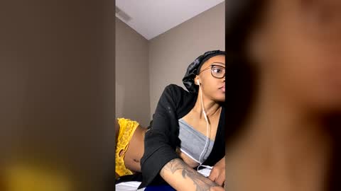 Snapshot of petitetingz chatting on June 2026 05:27:01 AM petitetingz online show from June 2026 05:27:01 AM