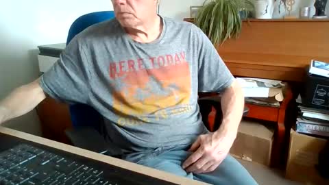 Snapshot of petitwilly chatting on June 2026 12:51:01 PM petitwilly online show from June 2026 12:51:01 PM