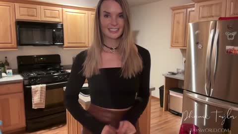 PHOENIX TAYLOR online show from February 2026 03:33:01 AM