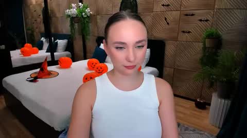 Emelie online show from October 2025 04:30:02 PM