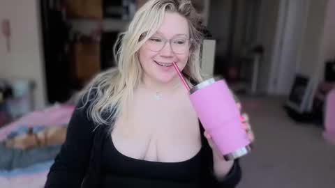 Snapshot of piggyrose chatting on January 2026 07:11:01 PM Piggy Rose online show from January 2026 07:11:01 PM