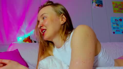 Snapshot of pinkk_lemonade chatting on May 2026 01:02:04 AM Mila online show from May 2026 01:02:04 AM
