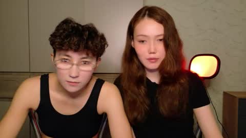 Snapshot of pinkylovers chatting on May 2026 06:38:02 PM Li long hair and Ru short hair online show from May 2026 06:38:02 PM