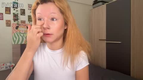 Snapshot of pixieyes0n chatting on February 2026 02:21:02 AM Daryl online show from February 2026 02:21:02 AM