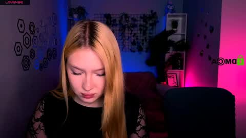 Snapshot of playful_sophie chatting on June 2026 07:28:01 PM Sophie online show from June 2026 07:28:01 PM