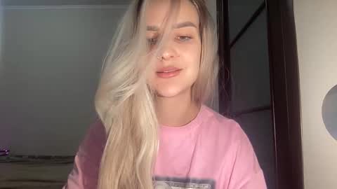 Mia online show from October 2025 08:48:01 PM