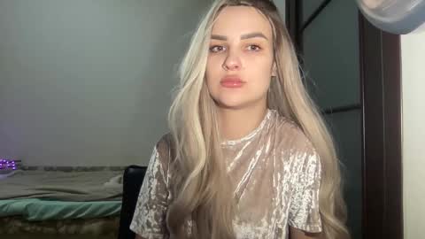 Mia online show from October 2025 08:28:02 PM