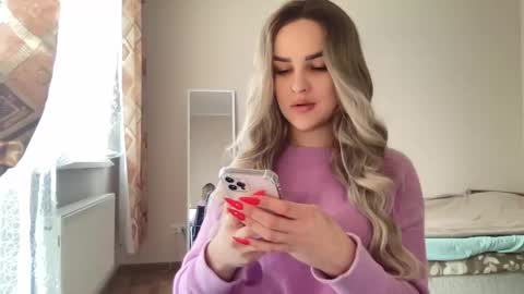 Mia online show from October 2025 08:23:02 AM