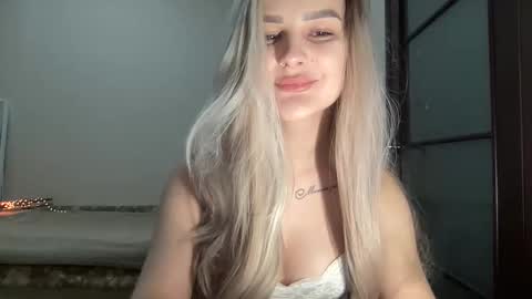 Mia online show from October 2025 09:03:02 PM