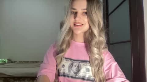 Mia online show from October 2025 08:41:01 PM