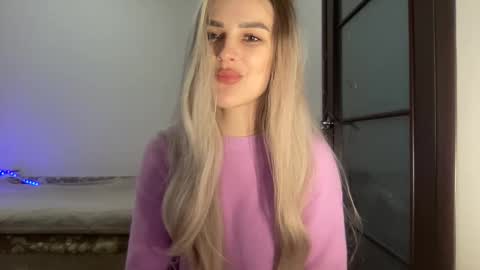 Mia online show from October 2025 08:53:02 PM