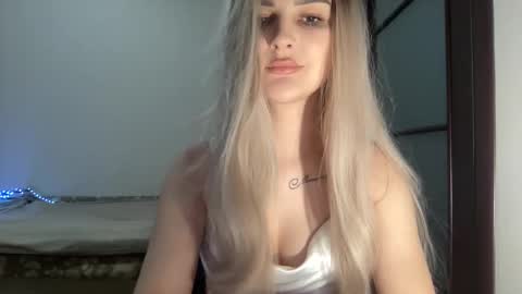 Mia online show from October 2025 08:42:01 PM