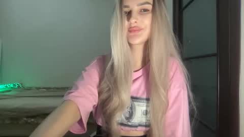 Mia online show from October 2025 08:33:01 PM