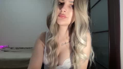 Mia online show from October 2025 09:04:02 PM