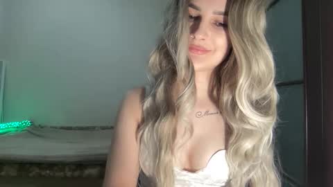 Mia online show from October 2025 08:31:01 PM