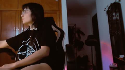 Snapshot of poeeticaa_ chatting on February 2025 06:29:02 PM IG ipoetica online show from February 2025 06:29:02 PM