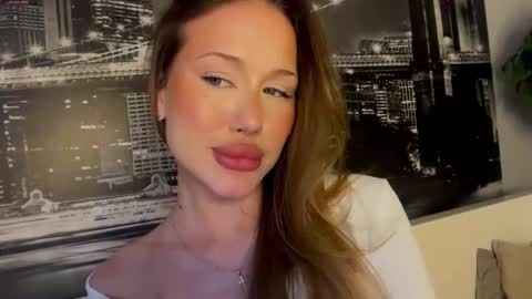 Snapshot of poli_molly chatting on February 2026 07:33:02 PM Angelic online show from February 2026 07:33:02 PM