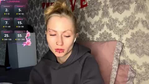 Snapshot of porshes chatting on September 2025 04:23:01 AM HERES SILVIA AND OlIVIA WELCOME EVERYONE LOVENSE DOMI REACT TO YOUR TIPS LETS MAKE A GREAT SHOW TOGETHER online show from September 2025 04:23:01 AM
