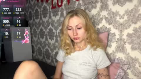 Snapshot of porshes chatting on September 2025 04:23:02 AM HERES SILVIA AND OlIVIA WELCOME EVERYONE LOVENSE DOMI REACT TO YOUR TIPS LETS MAKE A GREAT SHOW TOGETHER online show from September 2025 04:23:02 AM