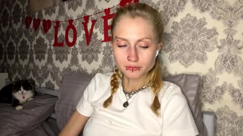 Snapshot of porshes chatting on October 2025 04:19:01 PM HERES SILVIA AND OlIVIA WELCOME EVERYONE LOVENSE DOMI REACT TO YOUR TIPS LETS MAKE A GREAT SHOW TOGETHER online show from October 2025 04:19:01 PM