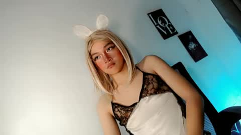 Snapshot of precious_laura18 chatting on June 2026 06:23:01 PM precious_laura18 online show from June 2026 06:23:01 PM