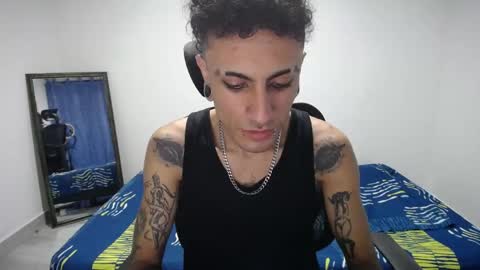 Snapshot of present_the_magic chatting on June 2026 06:52:02 AM Plux online show from June 2026 06:52:02 AM