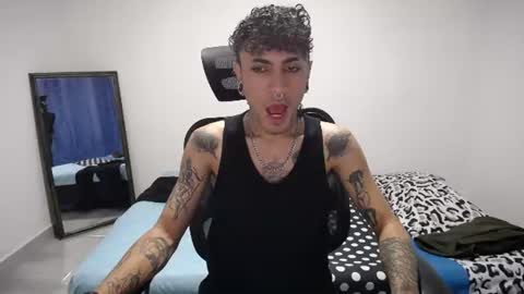 Snapshot of present_the_magic chatting on June 2026 04:32:02 AM Plux online show from June 2026 04:32:02 AM
