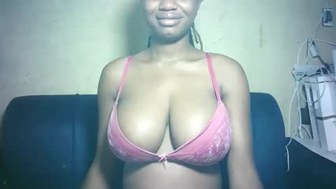 Snapshot of pretty_milan chatting on December 2025 10:06:02 PM pretty_milan online show from December 2025 10:06:02 PM