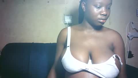 pretty_milan online show from February 2026 01:42:01 PM