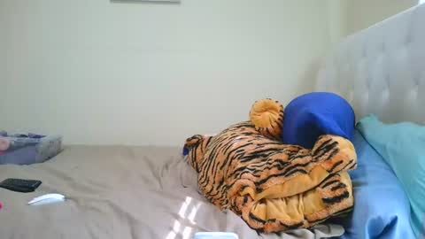 prettylondond online show from August 2026 10:30:01 PM