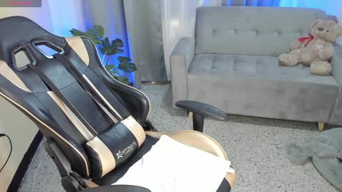    INDEPENDENT MODEL online show from December 2024 12:05:01 PM