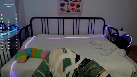 Snapshot of purplebeawer chatting on December 2024 11:21:01 PM Francine online show from December 2024 11:21:01 PM