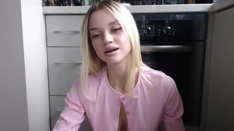 Snapshot of qeeensgambit chatting on December 2024 11:00:01 AM Milana online show from December 2024 11:00:01 AM