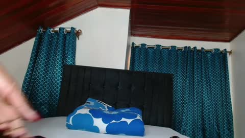 Queen armani online show from February 2025 04:10:01 AM