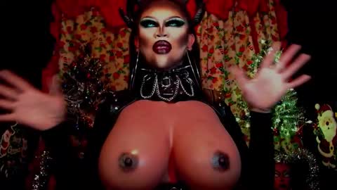 Snapshot of queendomcum6 chatting on December 2024 03:00:01 AM Wanda Luna online show from December 2024 03:00:01 AM